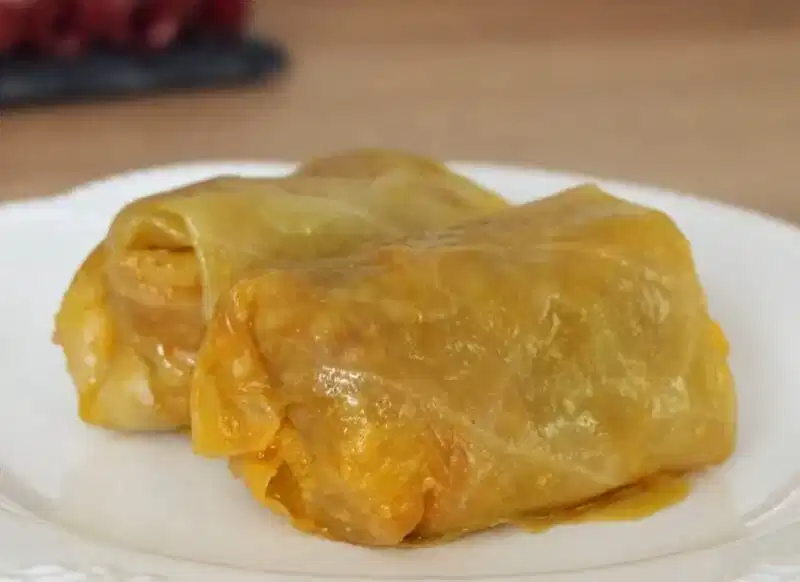 prikaz dve sarme servirane na tanjiru